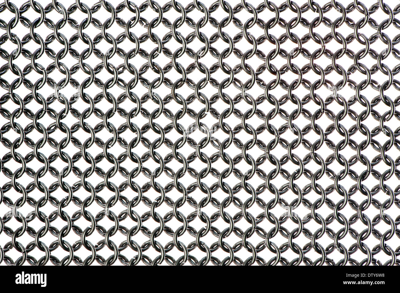 Contexte ou la texture de l'armure en mailles. Objet isolé sur fond blanc. Banque D'Images