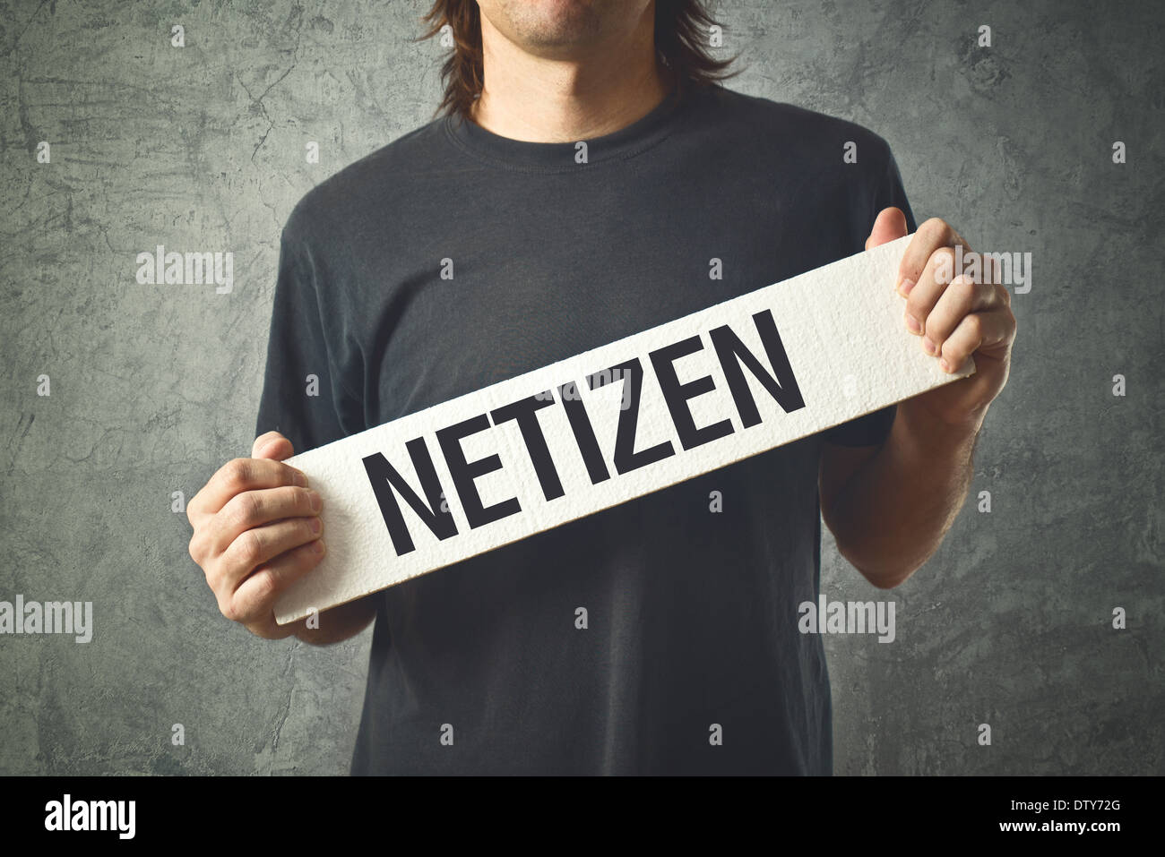 Man holding bannière blanche avec word NETIZEN imprimé. De l'utilisateur Internet et personne activement impliqués dans les communautés en ligne. Banque D'Images