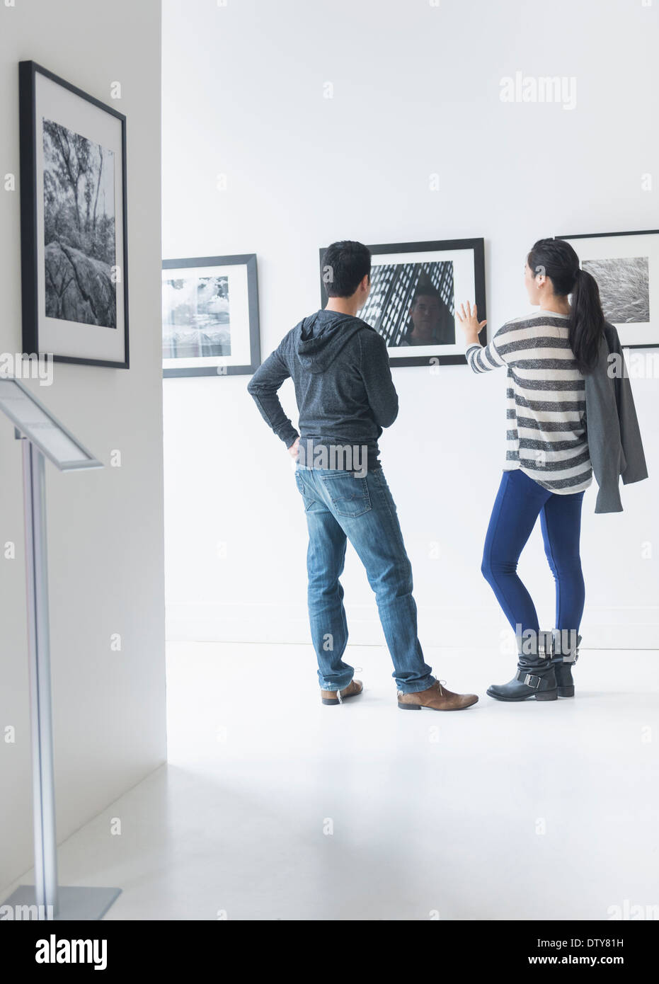 Dans la galerie d'art couple admiring Banque D'Images