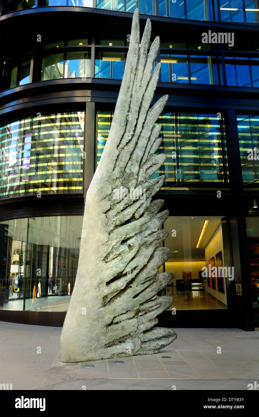 Londres, Angleterre, Royaume-Uni. L'aile 'ville' (Christopher Le Brun ; 2013) dans New Broad Street, City of London) Bronze, 8m de haut Banque D'Images