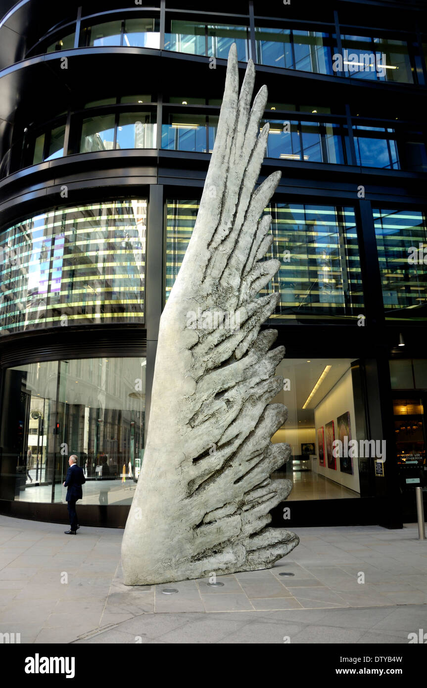 Londres, Angleterre, Royaume-Uni. L'aile 'ville' (Christopher Le Brun ; 2013) dans New Broad Street, City of London) Bronze, 8m de haut Banque D'Images