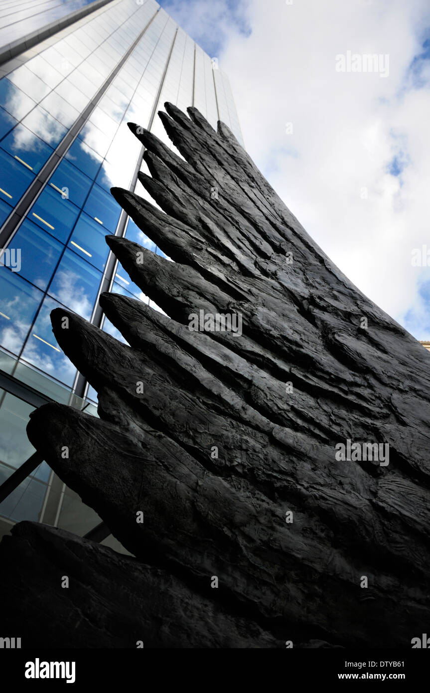 Londres, Angleterre, Royaume-Uni. L'aile 'ville' (Christopher Le Brun ; 2013) dans New Broad Street, City of London) Bronze, 8m de haut Banque D'Images