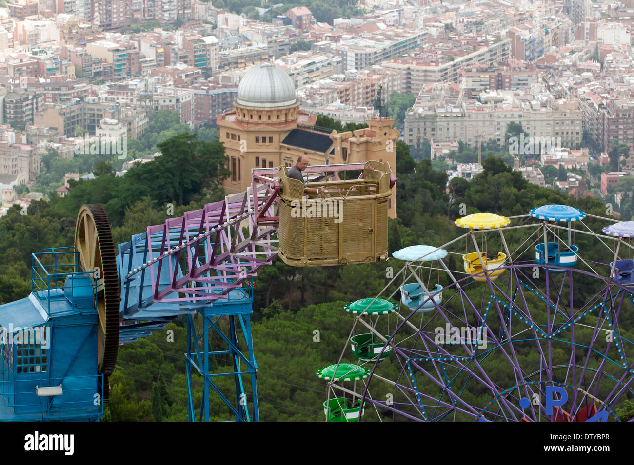 Vue aérienne de l'Atalaya ride et la grande roue dans le parc d'attractions du Tibidabo, Barcelone, Espagne. Banque D'Images