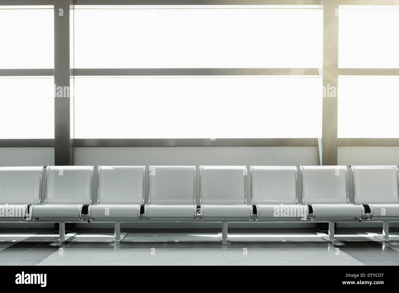 Des sièges vides dans le hall de l'aéroport Banque D'Images