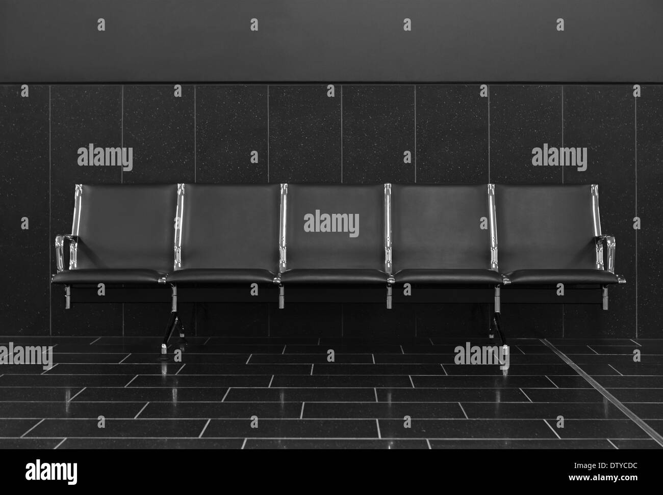 Des sièges vides dans le hall de l'aéroport Banque D'Images