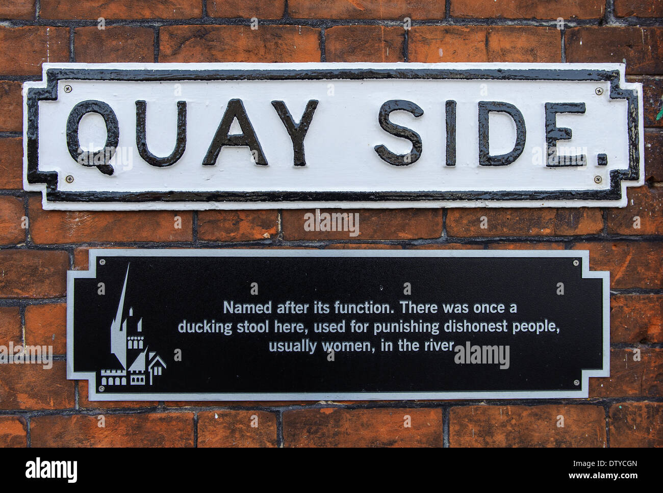 Une plaque de rue à côté quai, Norfolk, Norwich, Angleterre, Royaume-Uni. Banque D'Images