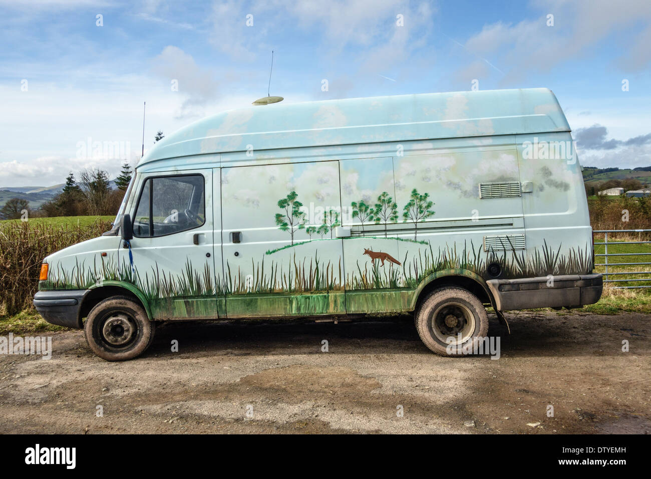 Une vieille fourgonnette de transport Ford peinte avec des scènes rurales et Garés au milieu de la campagne (Royaume-Uni) Banque D'Images