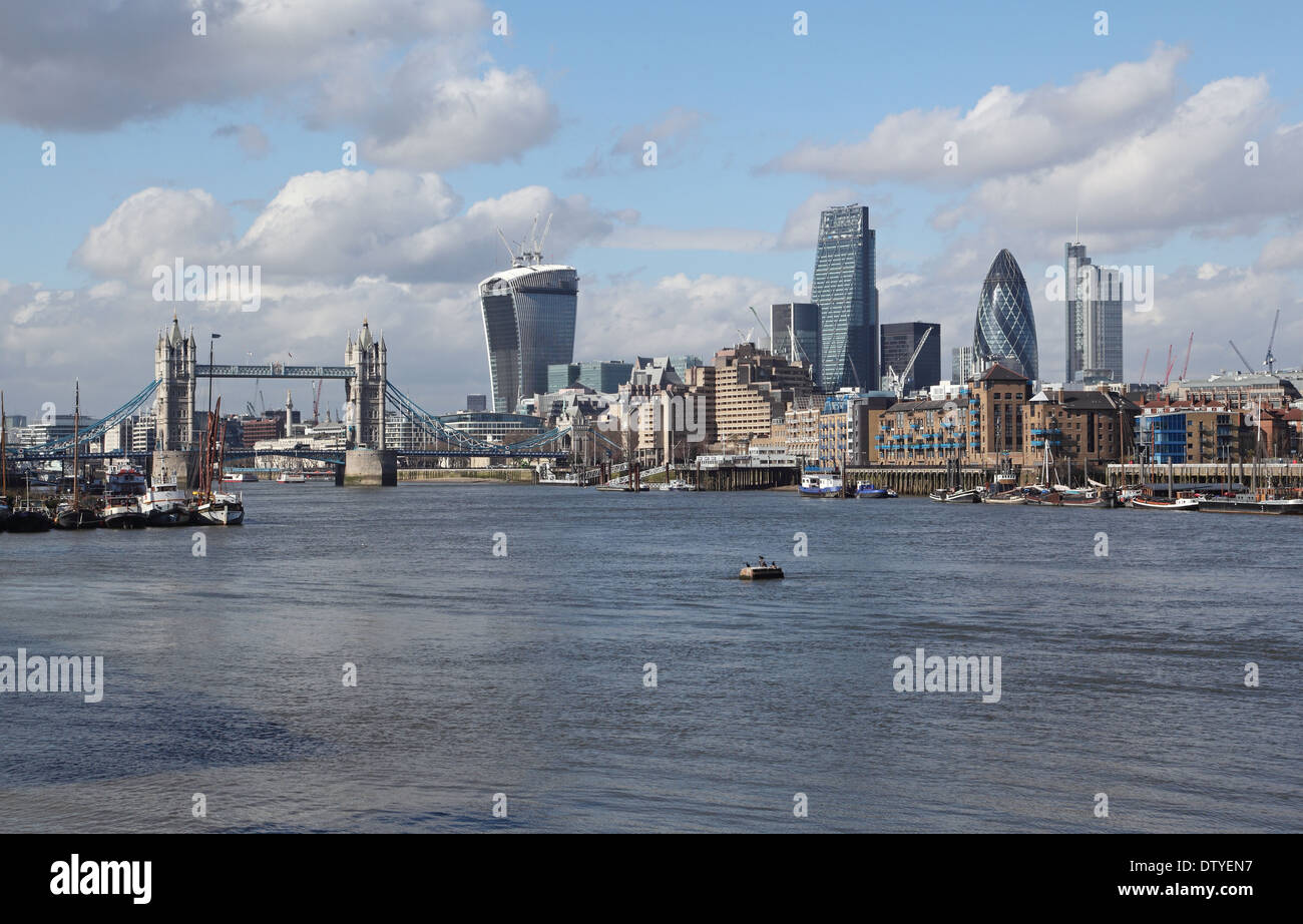 Ville de London Skyline montrant le Tower Bridge, le 'talkie walkie' le 'râpe à fromage", le "Gherkin" et Heron Tower Banque D'Images