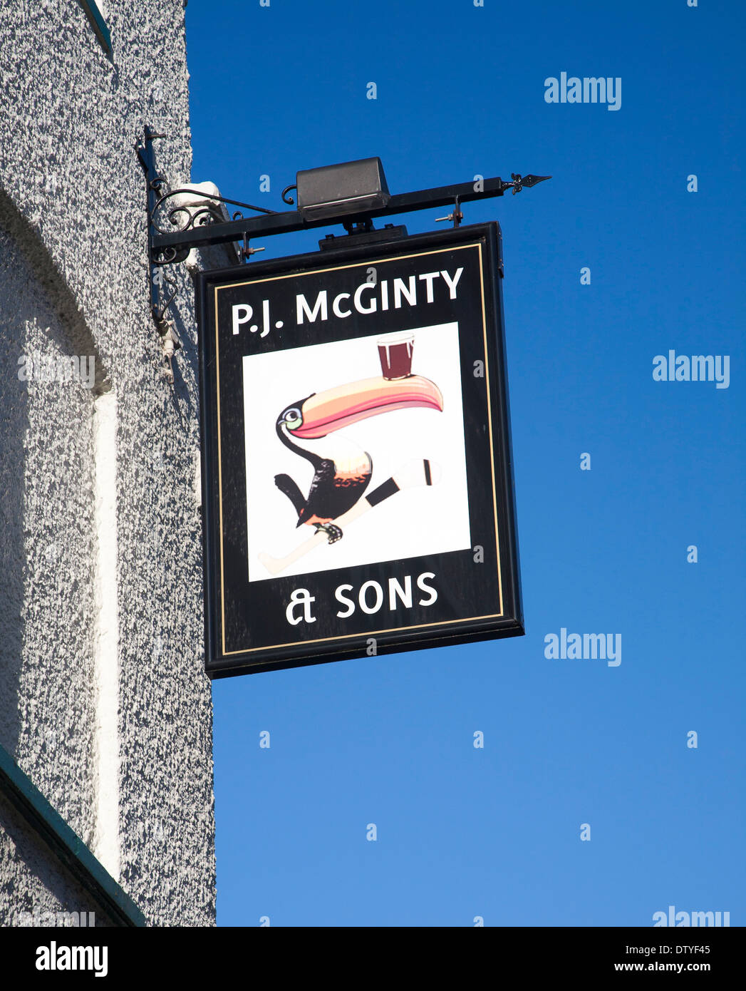 P.J McGinty pub irlandais avec oiseau toucan Guinness sign against blue sky, Ipswich, Suffolk, Angleterre Banque D'Images