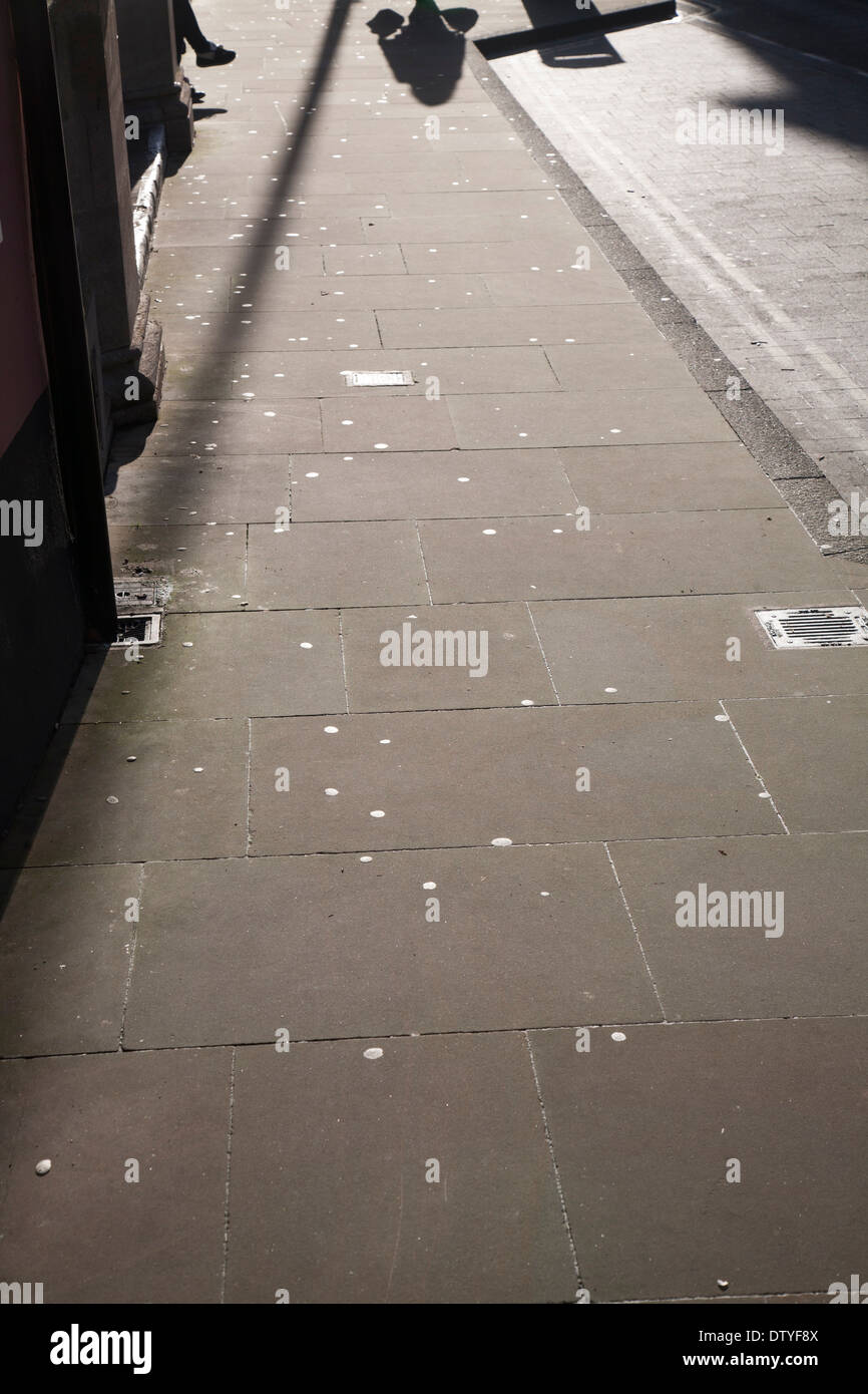 Taches de chewing-gum collé sur le pavé en plein soleil, Ipswich, Angleterre Banque D'Images