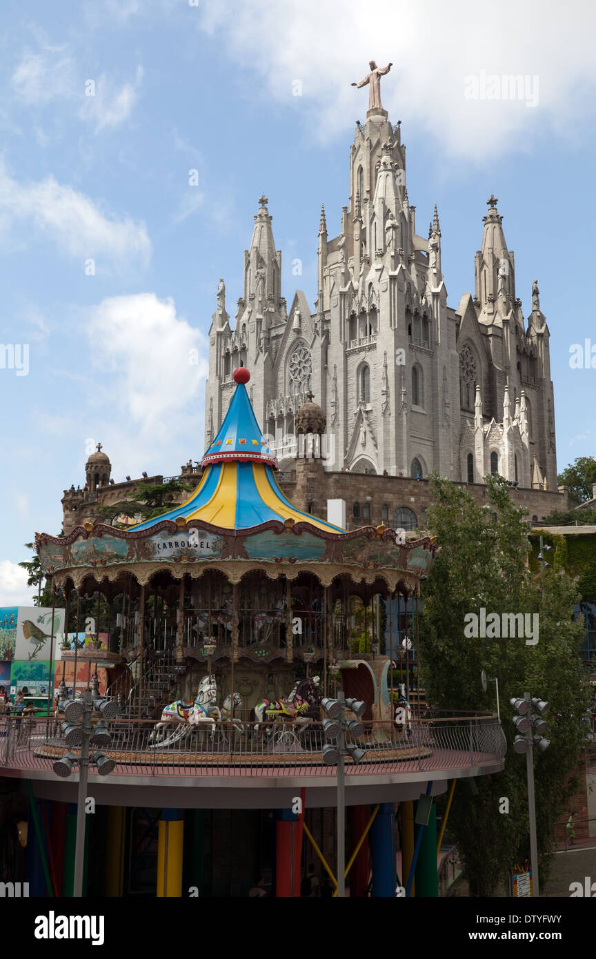 Carousel Ride, en face de l'église du Sacré-Cœur, parc d'attractions du Tibidabo, Barcelone, Espagne. Banque D'Images