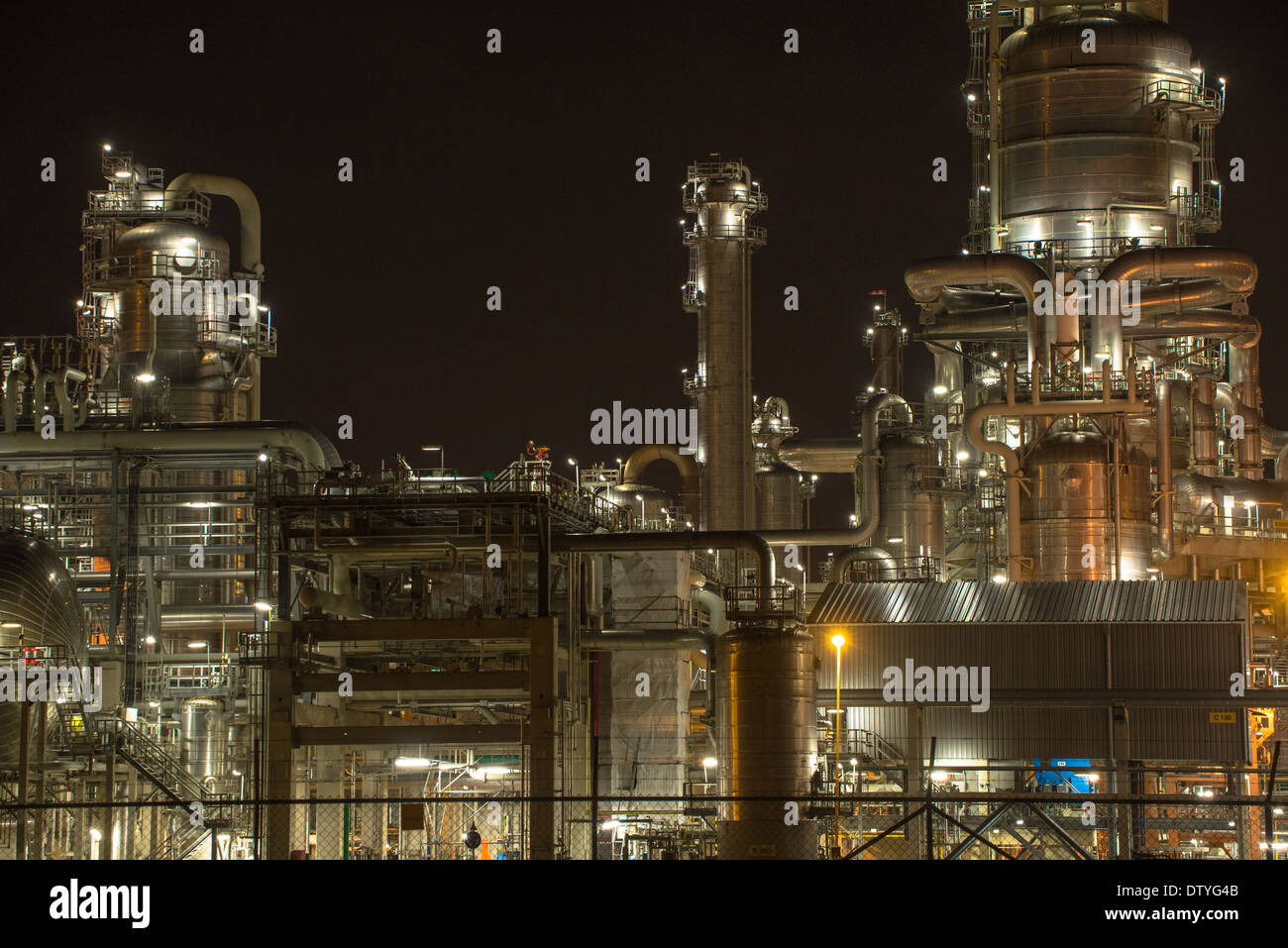 Lumières par nuit à la raffinerie de pétrole à l'Europoort dans le port de Rotterdam Banque D'Images