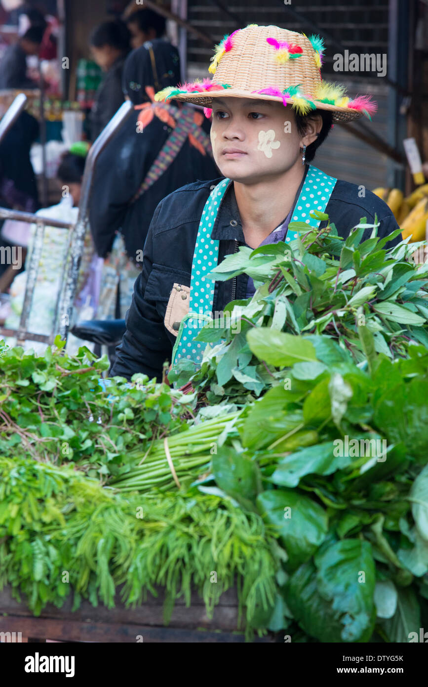 Femme birmane vendant des légumes verts au marché. Mae Sot. La Thaïlande, Banque D'Images