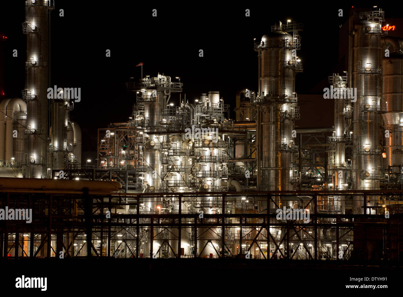 Raffinerie par nuit à l'Europoort, port de Rotterdam, Pays-Bas Banque D'Images