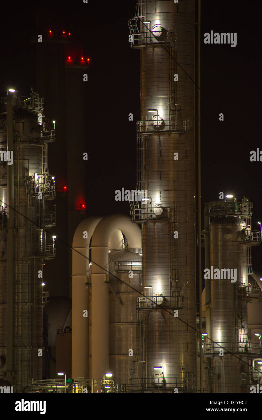 Raffinerie par nuit à l'Europoort, port de Rotterdam, Pays-Bas Banque D'Images