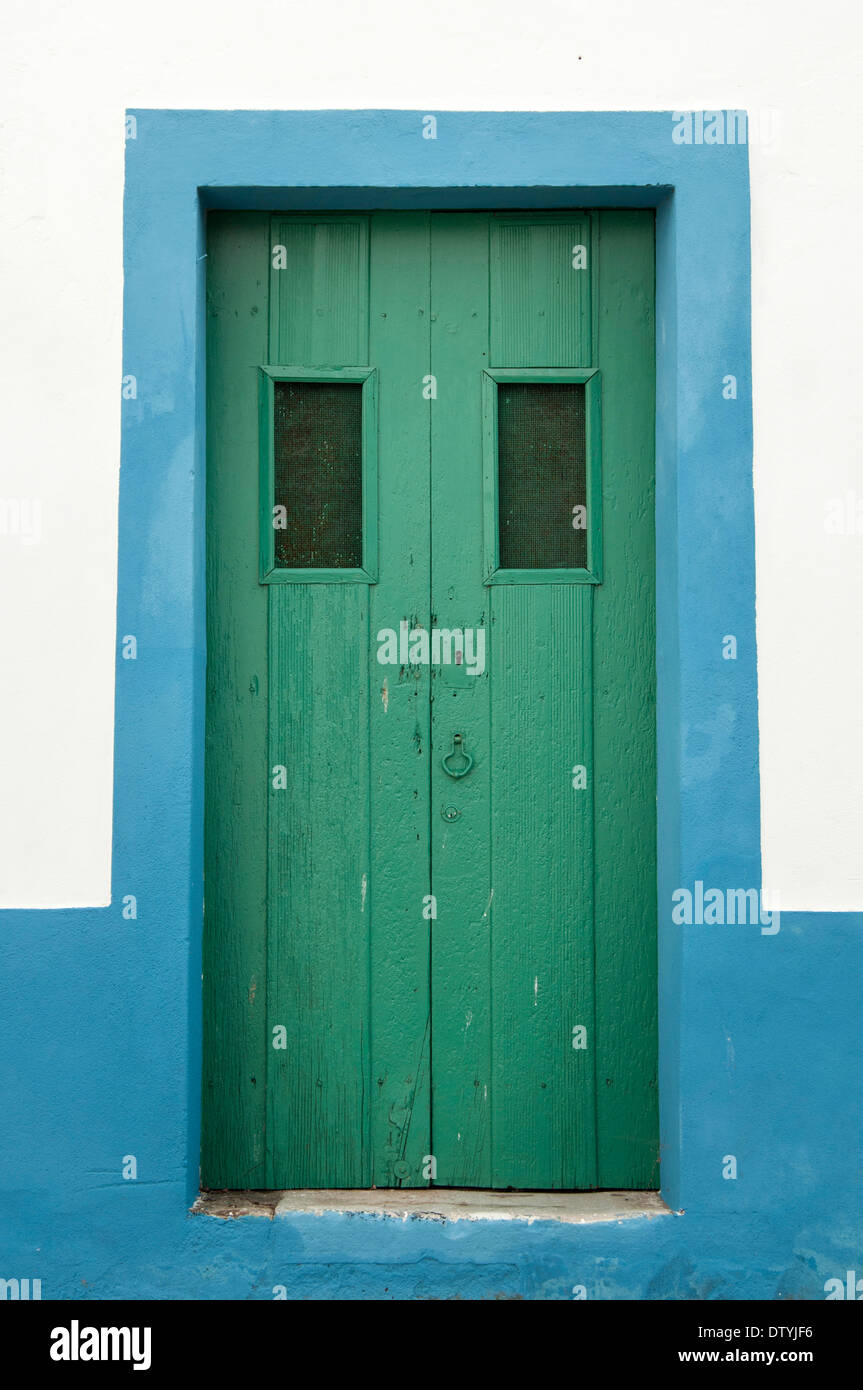 Portes en bois vert et bleu dans un mur blanc, Portugal Banque D'Images