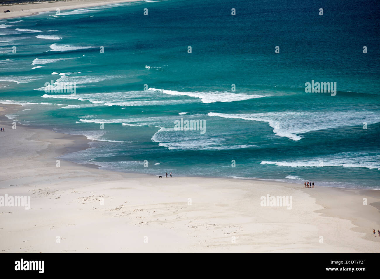 Le fracas des vagues de l'océan sur la plage Banque D'Images