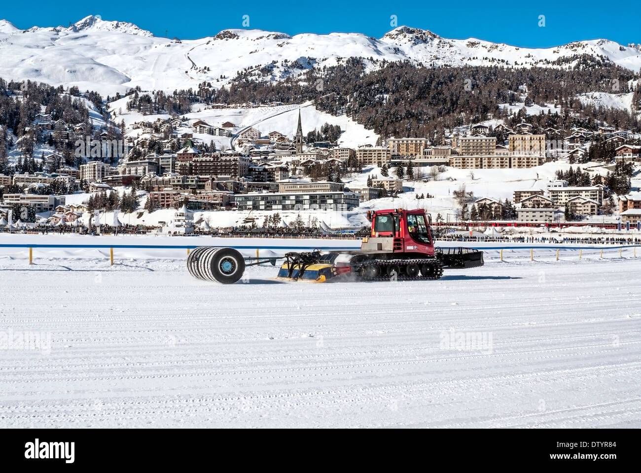 La préparation de dameuse Race Course pendant la White Turf Course de Chevaux 2014, St.Moritz, Suisse. Banque D'Images