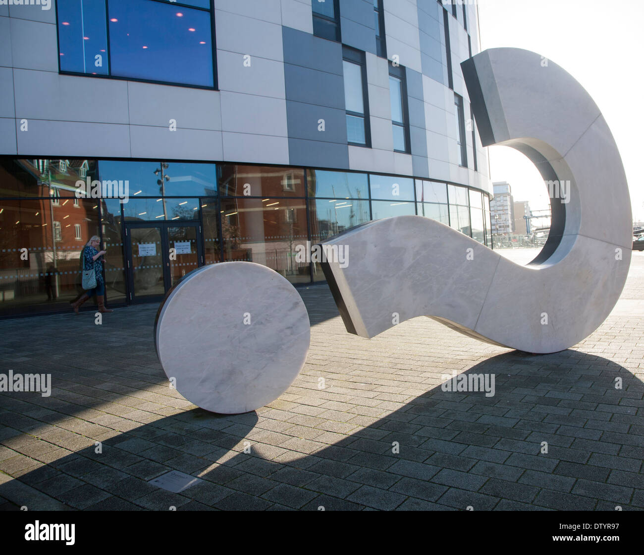 La question de la marque sculpture par Ben Langlands et Nikki Bell, University Campus Suffolk, Ipswich, Suffolk, Angleterre Banque D'Images