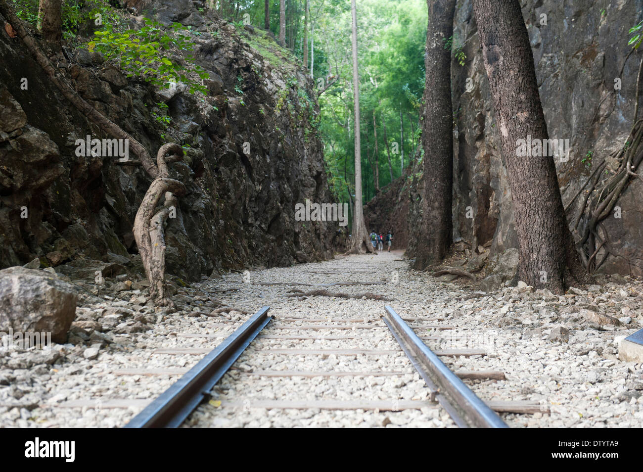 Les voies ferroviaires se terminant, monument, Memorial, Konyu Hellfire Pass, découpage, chemin de fer de la mort, une partie de la Birmanie ou de chemin de fer Banque D'Images