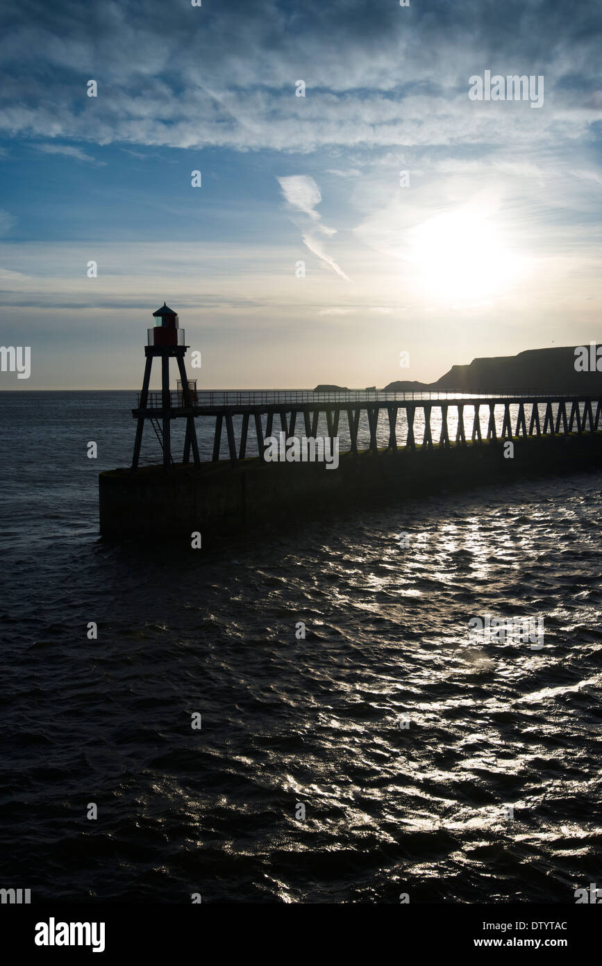 Les ombres dans la mer à Whitby, North Yorkshire Angleterre jetée UK Banque D'Images
