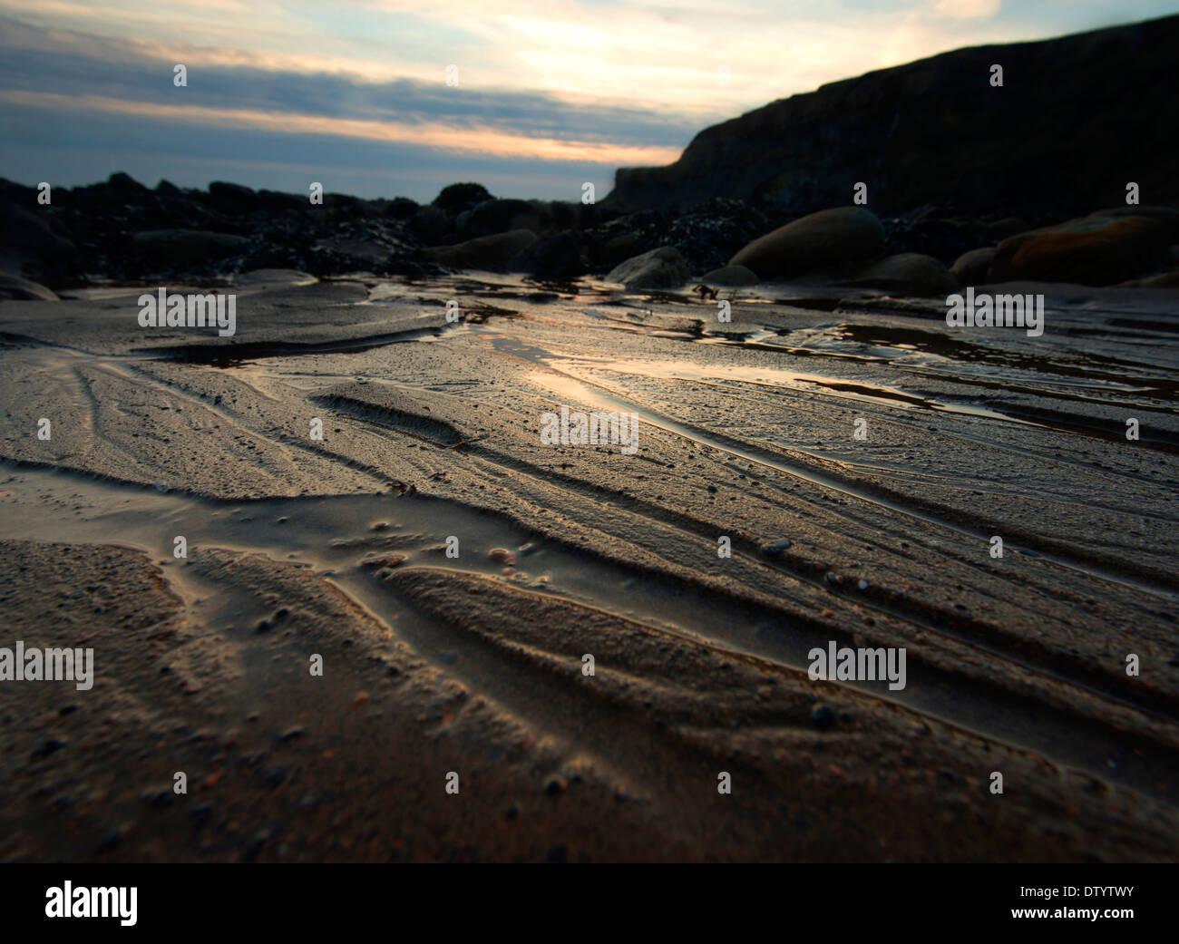Des motifs lumineux dans le sable à Saltwick Bay Whitby, North Yorkshire Angleterre UK Banque D'Images
