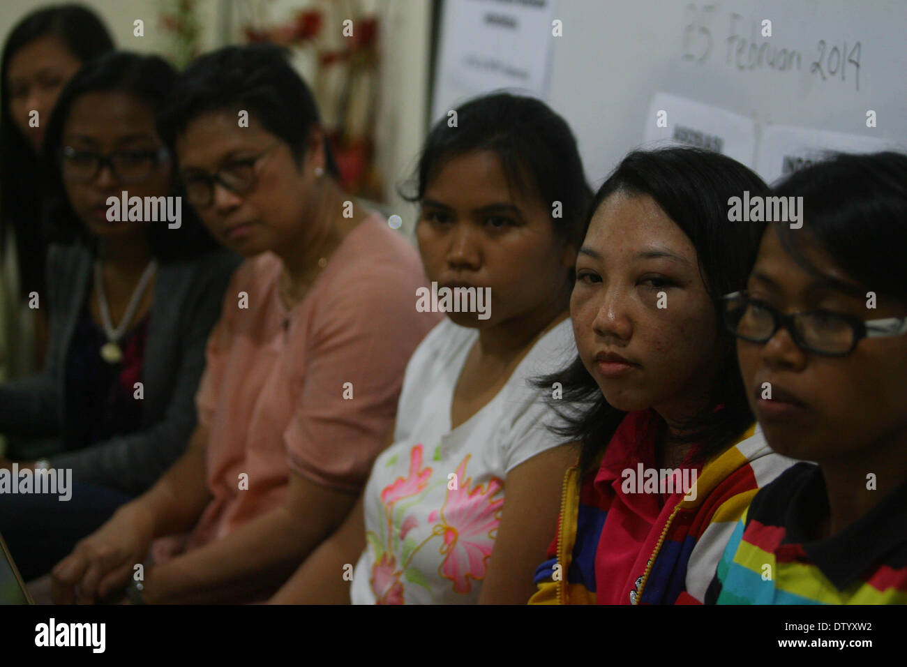 25 février 2014 - Erwiana Sulistyaningsih, femmes à l'abus du travail à Hong Kong, en répondant aux questions des journalistes sur le développement de la santé à l'hôpital Kasih Ibu, Solo, le centre de Java, en Indonésie, le Lundi, Février 25, 2014. Erwiana dont la santé a continué de s'améliorer il reçu la visite de l'équipe de plaidoyer Mission de Hong Kong pour les travailleurs migrants. Le procès de l'employeur défendeur's victimes, la Loi Wan Tung aura lieu le mois prochain. (Crédit Image : © Sijori Images/ZUMAPRESS.com) Banque D'Images