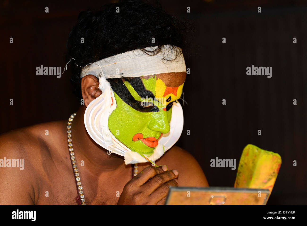 Danseuse de Kathakali appliquant le maquillage en préparation pour sa performance, Kochi, Kerala, Inde du Sud, Inde Banque D'Images