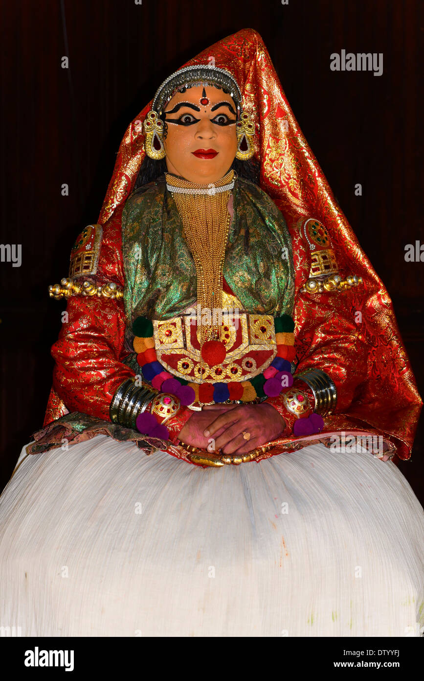 Tout à fait et danseuse de Kathakali en costume lors d'une performance, Kochi, Kerala, Inde du Sud, Inde Banque D'Images