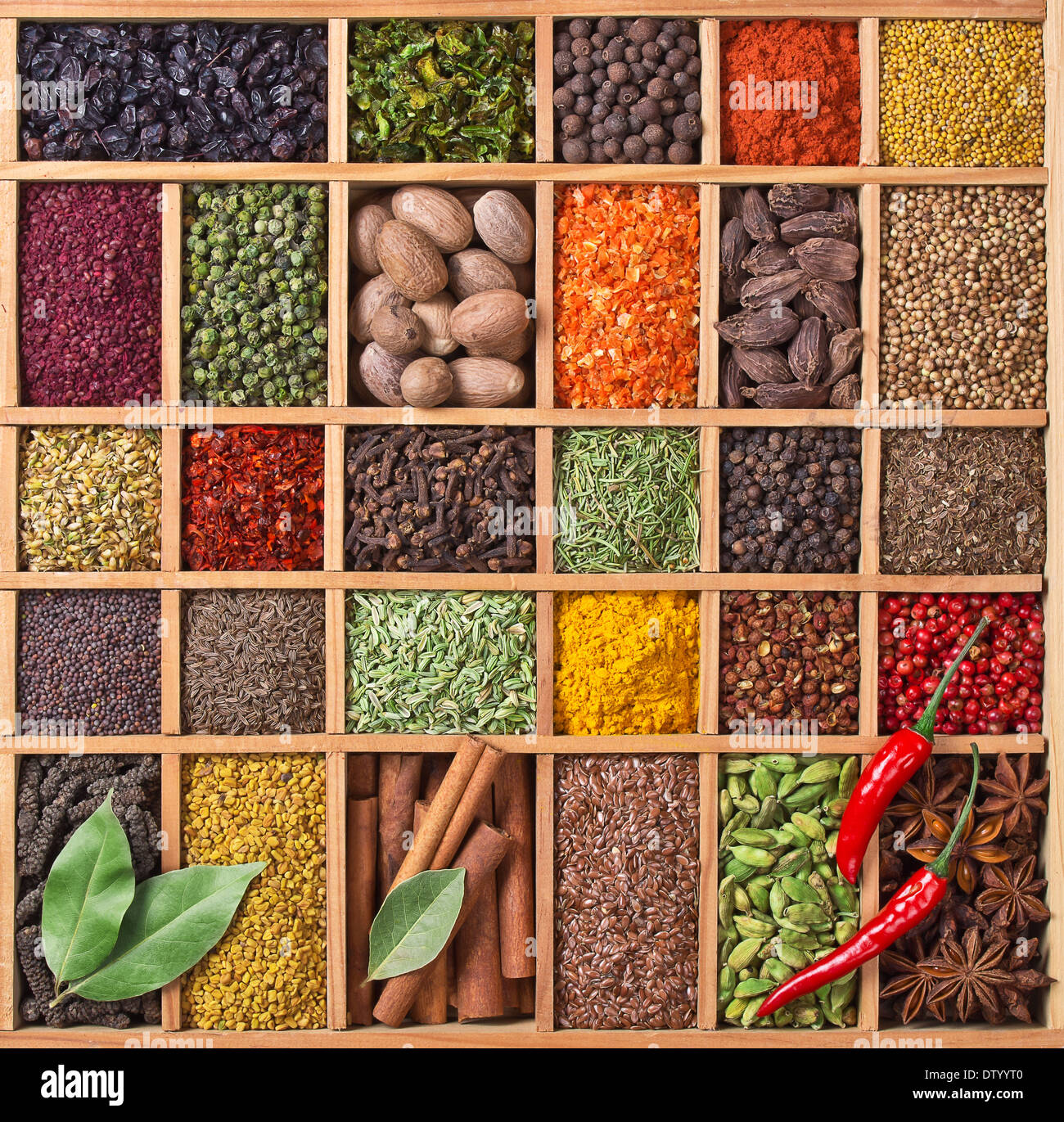 Boîte en bois avec épices et fines herbes Banque D'Images