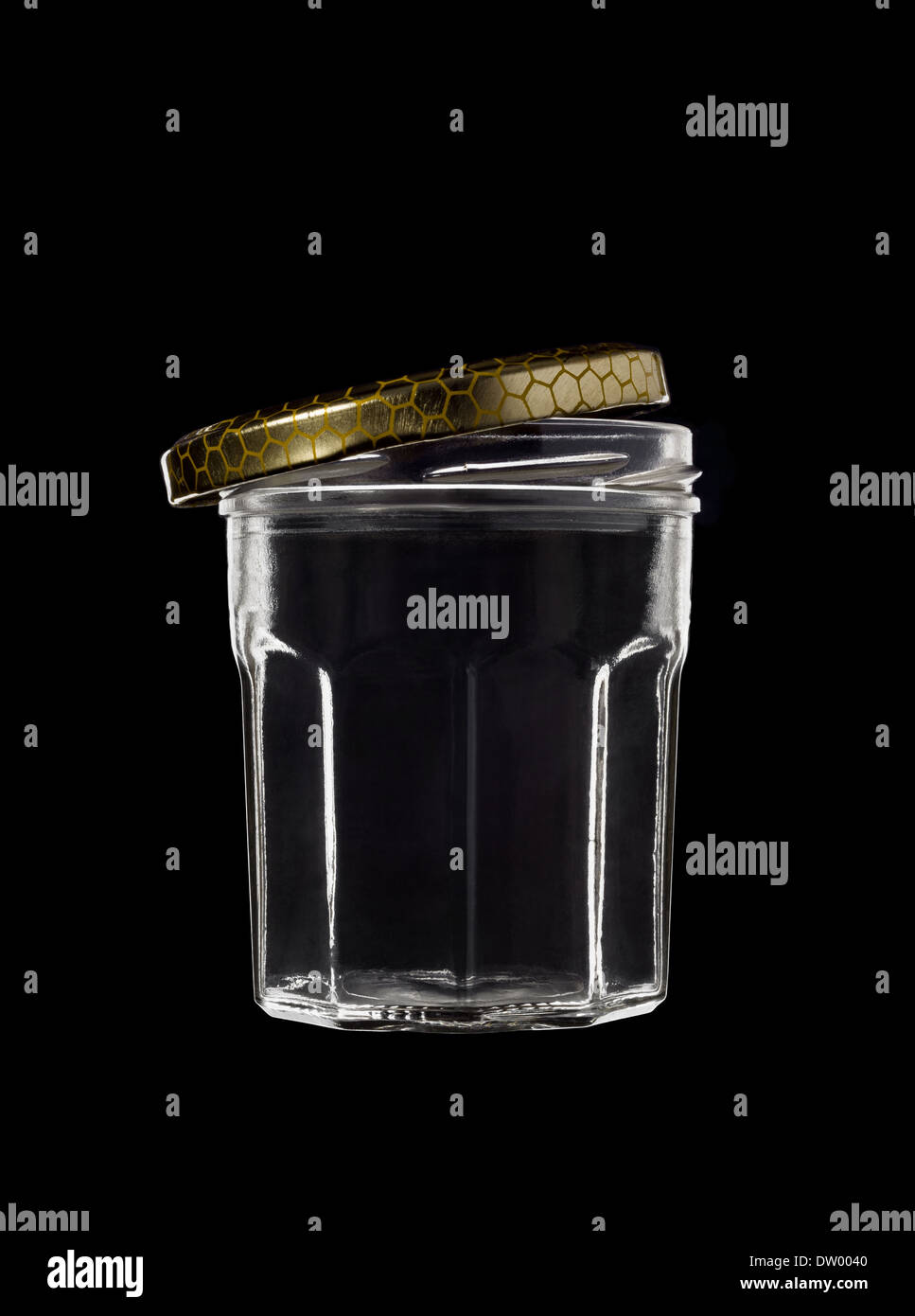 Pot en verre transparent sur fond noir, avec la couleur d'or haut de page Banque D'Images