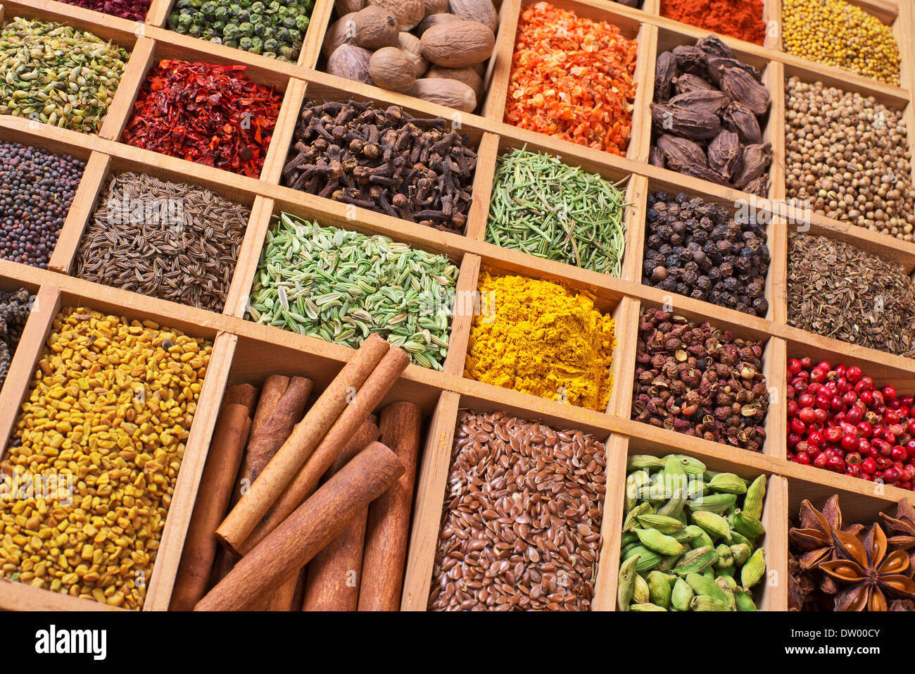 Boîte en bois avec épices et fines herbes Banque D'Images
