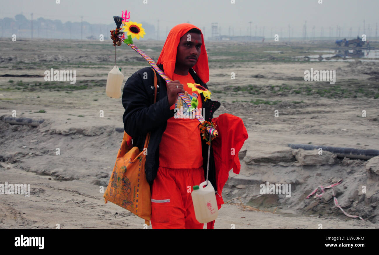 Allahabad, Inde - 25 Février 2014 : Un kanwariya sur son chemin après avoir prit de l'eau de la rivière Sainte Ganga à offrir au Seigneur Vishwanath à Varanasi en avant de Mahashivaratri Festival à Allahabad, mardi. (Photo par Prahbat Verma/Pacific Press/Alamy Live News) Banque D'Images