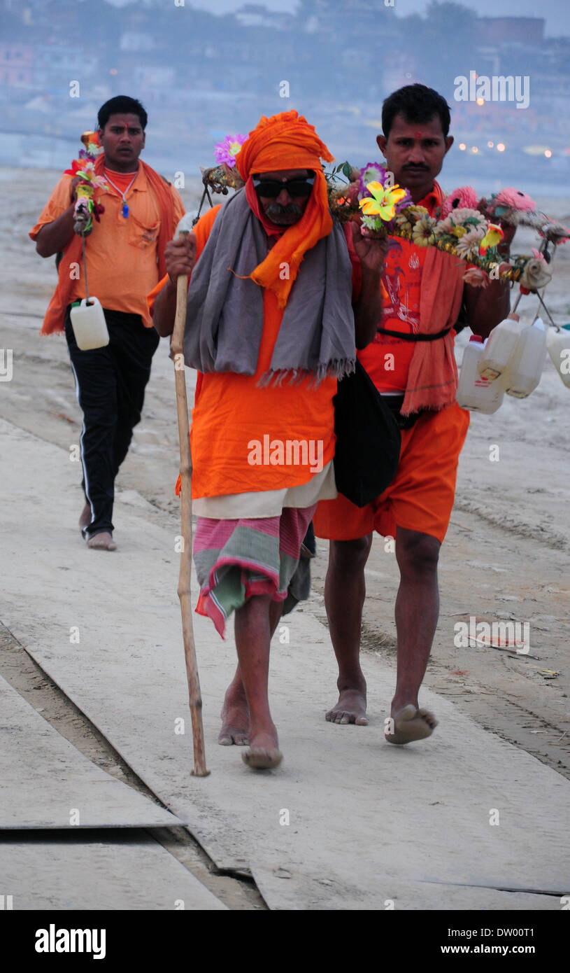 Allahabad, Inde - 25 Février 2014 : un groupe d'hommes sur leur chemin après qu'ils ont pris l'eau du fleuve Saint Ganga à offrir au Seigneur Vishwanath à Varanasi en avant de Mahashivaratri Festival à Allahabad, mardi. (Photo par Prahbat Verma/Pacific Press/Alamy Live News) Banque D'Images