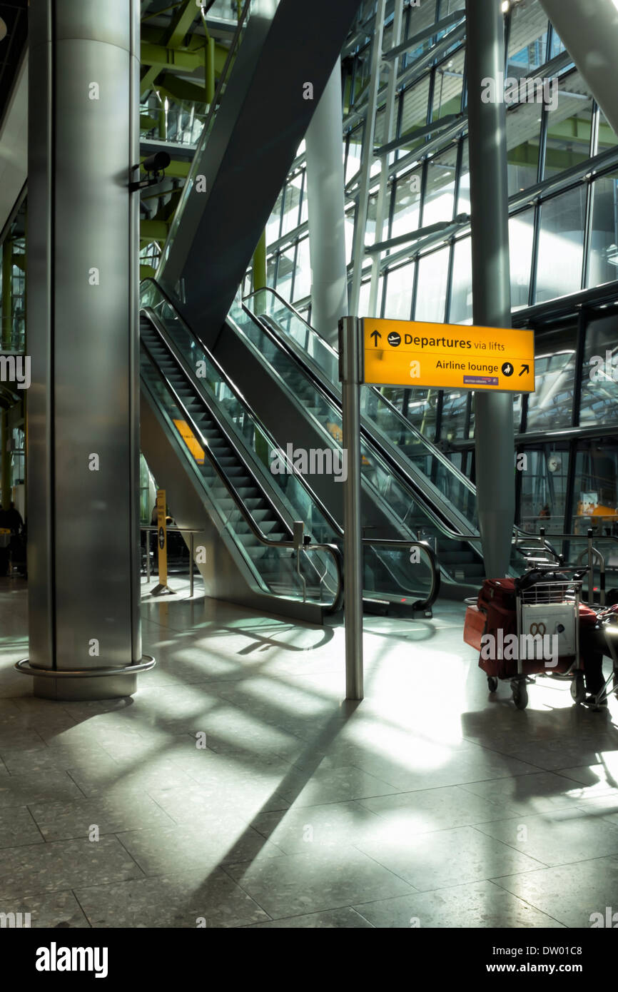 La structure de verre et d'acier et des escalators dans les hall des départs du Terminal 5 T5, l'aéroport de Heathrow, Londres, UK Banque D'Images