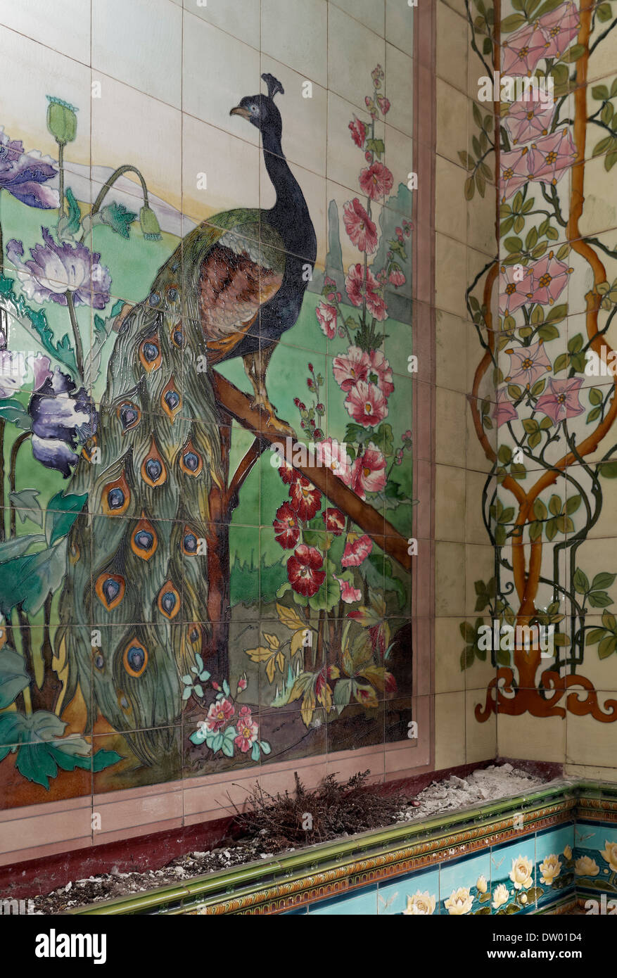 L'Art Déco murale tuile avec un paon et floral morte, Villa Olga, Blankenberge, Flandre occidentale, Belgique Banque D'Images