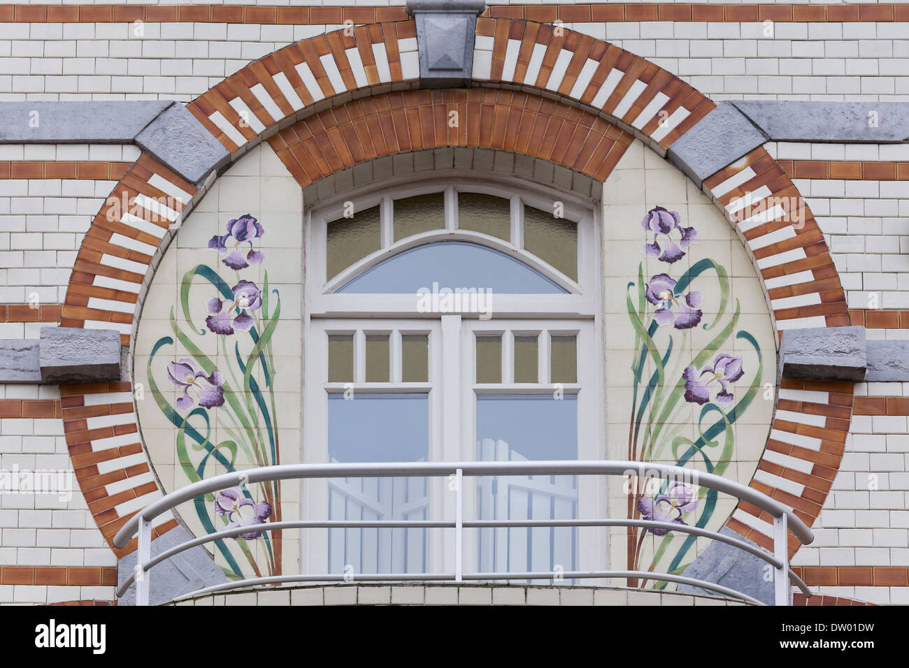 Fenêtre d'Art Déco avec lily carreaux, Blankenberge, Flandre occidentale, Belgique Banque D'Images