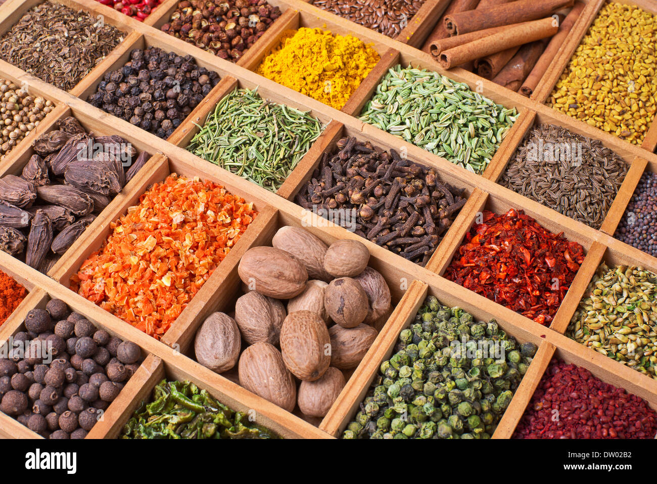 Boîte en bois avec épices et fines herbes Banque D'Images