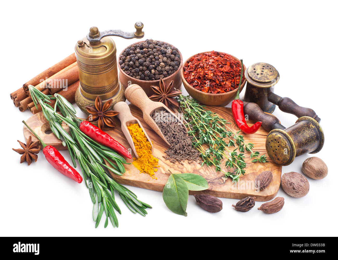 La vie toujours avec des épices et herbes isolé sur fond blanc Banque D'Images