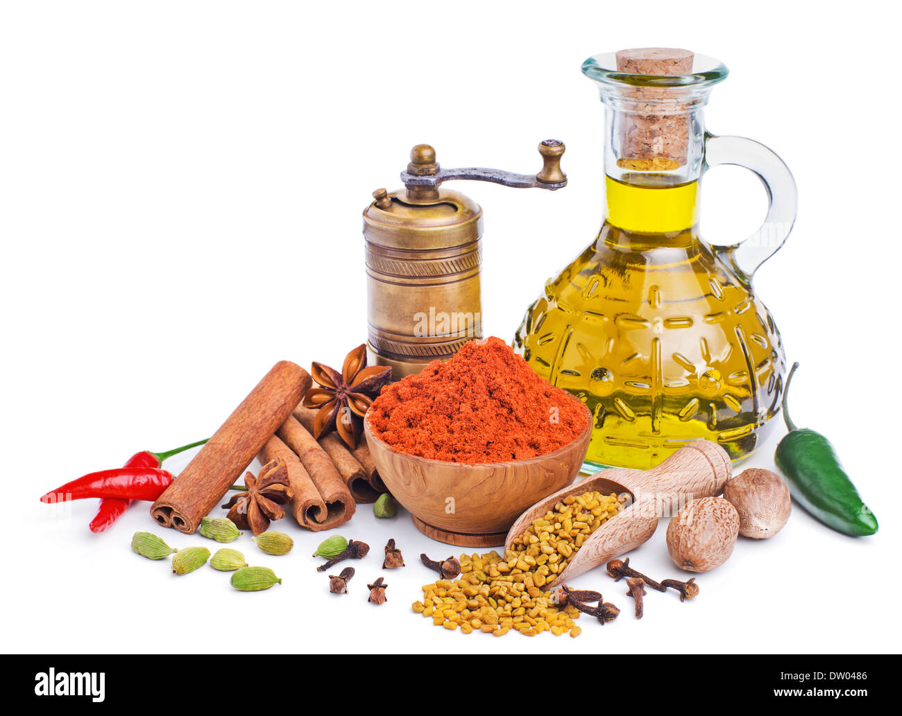 La vie toujours avec des épices et l'huile d'olive isolé sur fond blanc Banque D'Images