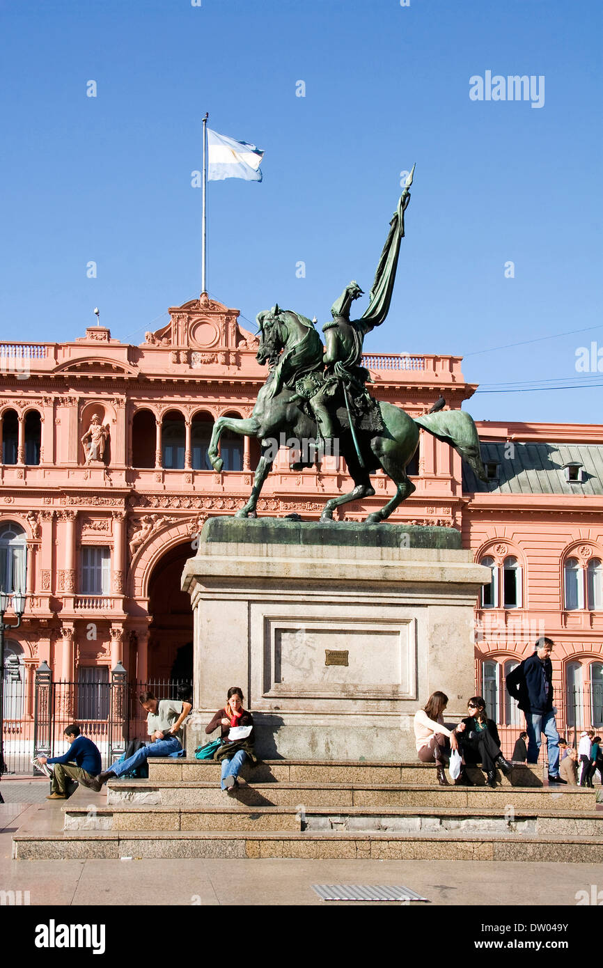 Monument au général Manuel Belgrano et Casa Rosada, place Dos de Mayo, Buenos Aires, Argentine Banque D'Images