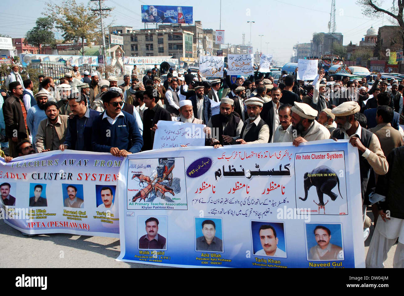 Les membres de tous les principaux enseignants Association chant slogans le Cluster Système lors de manifestation de protestation à GT road à Peshawar le Mardi, Février 25, 2014. Banque D'Images