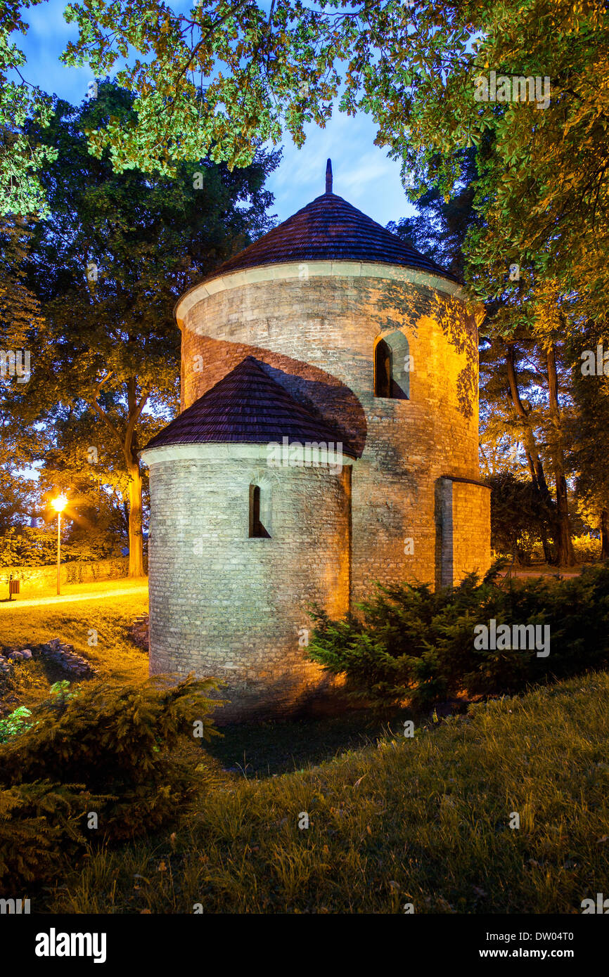 Vue nocturne de la rotonde romane St Nicholas sur la colline du Château de Cieszyn, Pologne Banque D'Images