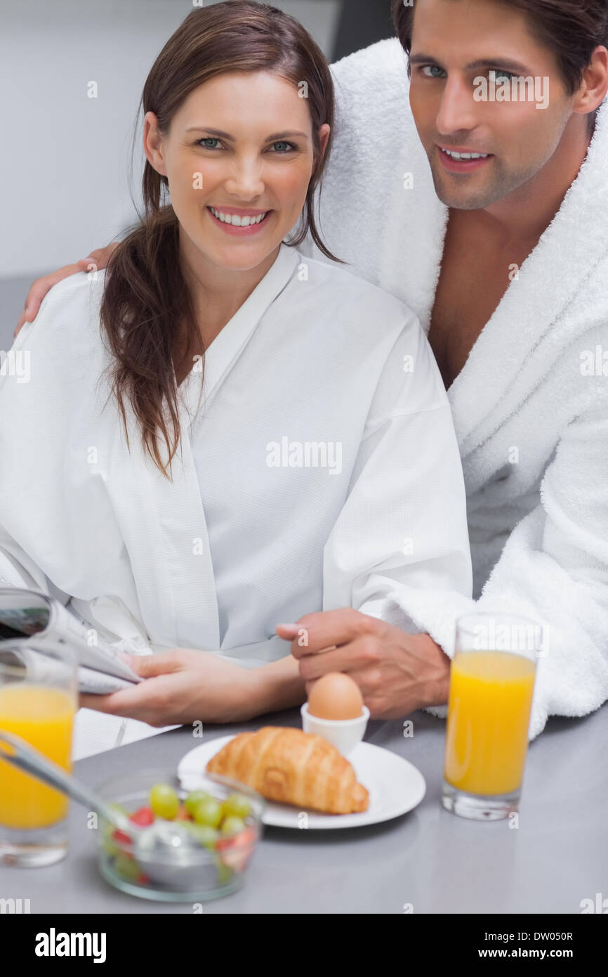 Couple reading newspaper Banque D'Images