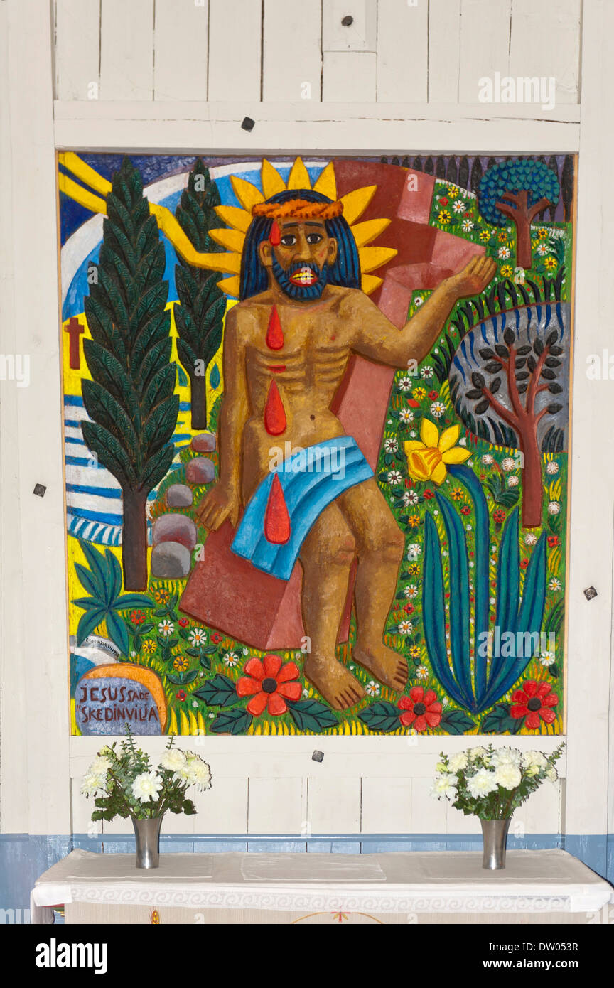 L'art de sami, Jésus Christ, la sculpture sur bois coloré, Sami-Christian retable conçue par l'artiste Frédéric Rouvier Hjort dans l'église en bois de Banque D'Images