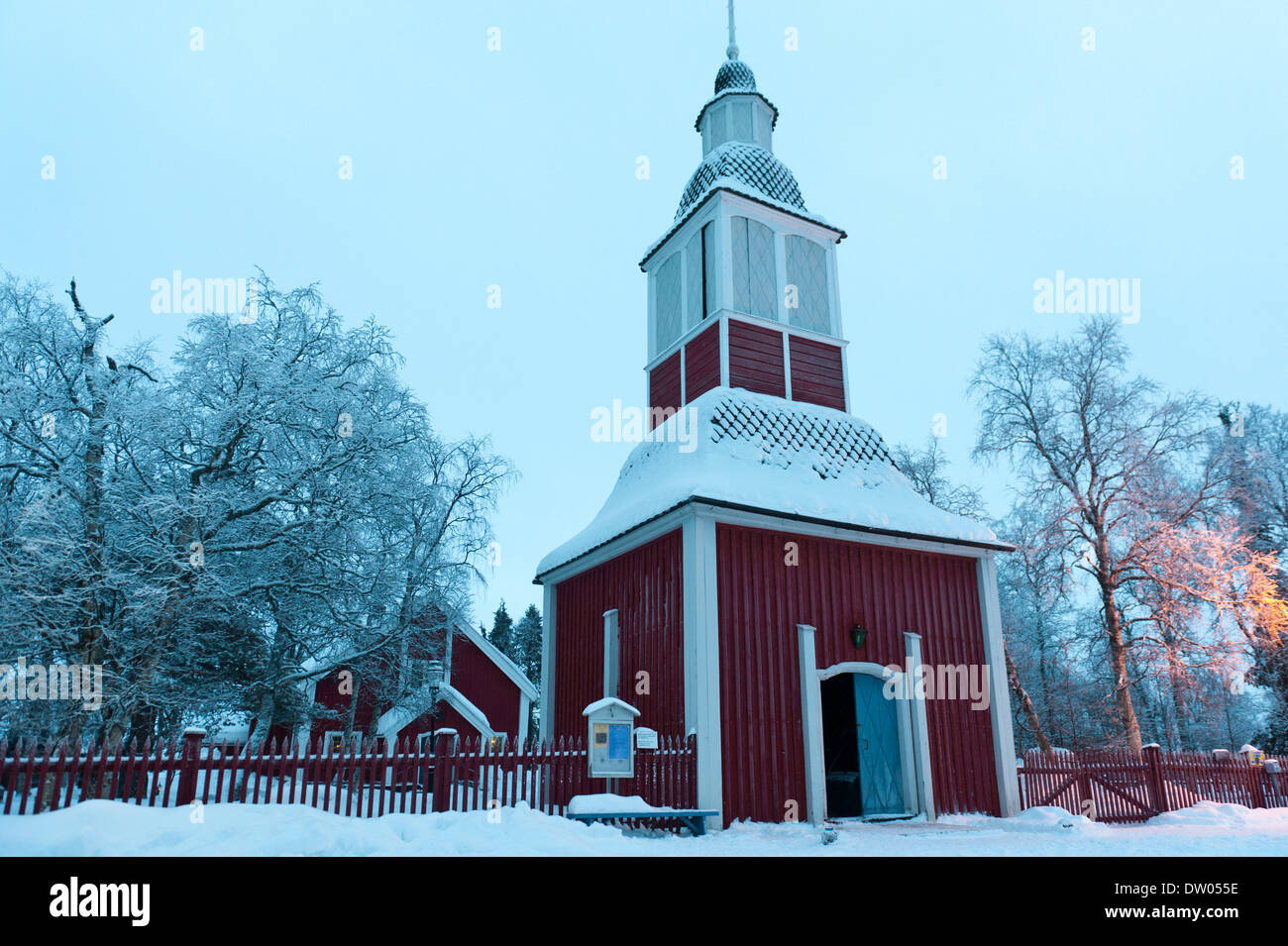 Clocher, Église Jukkasjärvi dans la neige, Jukkasjärvi, Laponie, comté de Norrbotten, en Suède, Scandinavie Banque D'Images