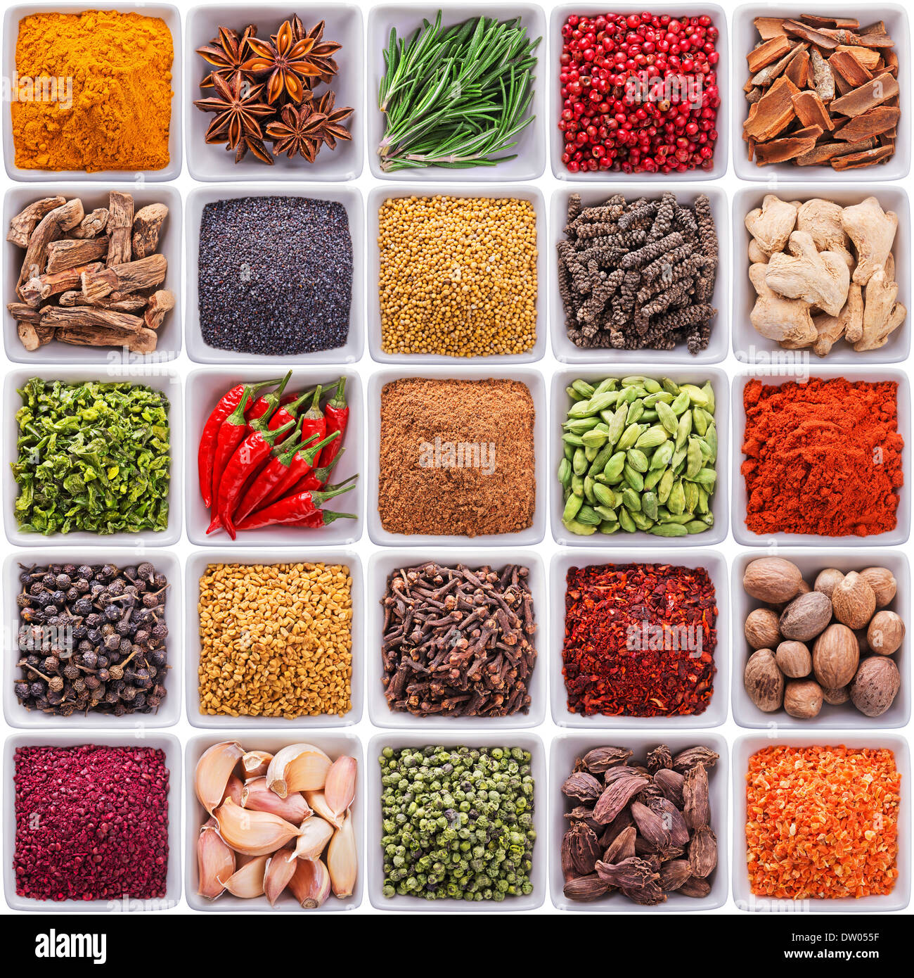 Collection d'épices et herbes dans des bols en céramique isolé sur fond blanc Banque D'Images