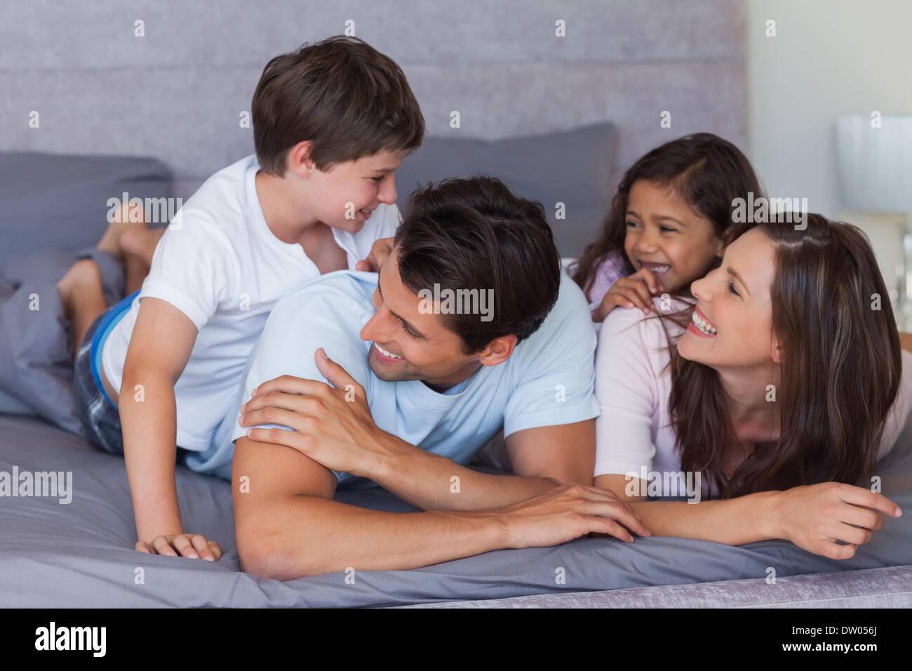Mère avec fils sur le lit, la mère et le fils s'amusant, maman et son fils  adolescent lying on bed, une mère de famille moderne, relaxant avec maman à  la maison pour
