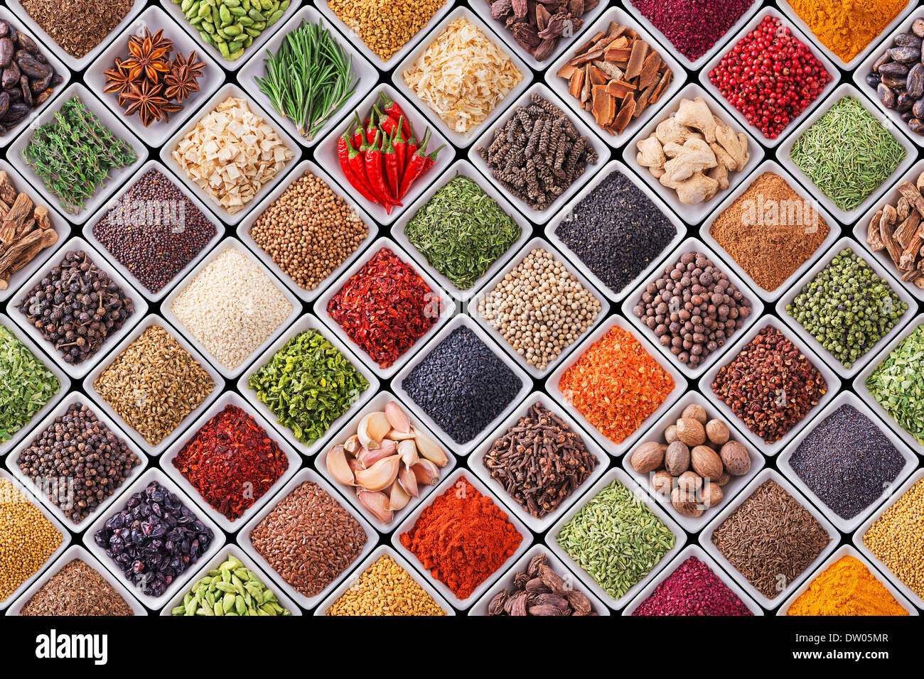 Seamless texture avec des épices et herbes sur fond noir Banque D'Images