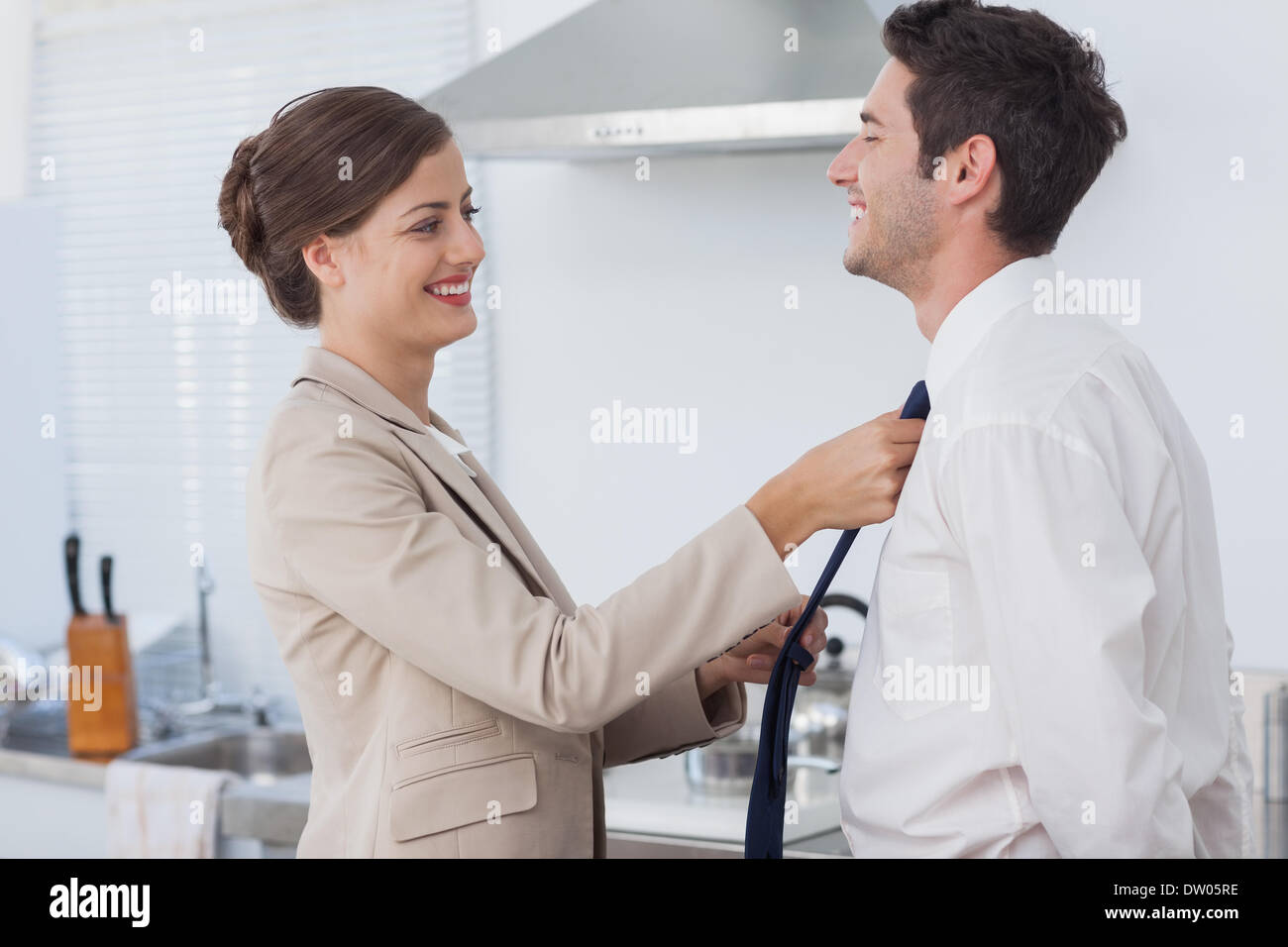 Femme d'aider son mari à lier sa cravate Photo Stock - Alamy